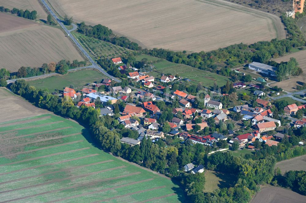 Stötterlingen von oben - Dorfkern am Feldrand in Stötterlingen im Bundesland Sachsen-Anhalt, Deutschland