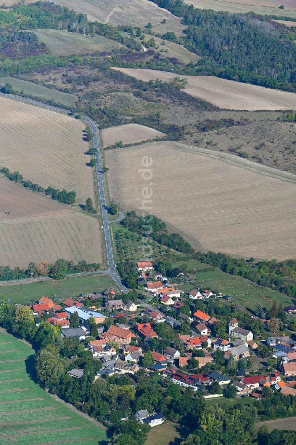 Stötterlingen aus der Vogelperspektive: Dorfkern am Feldrand in Stötterlingen im Bundesland Sachsen-Anhalt, Deutschland