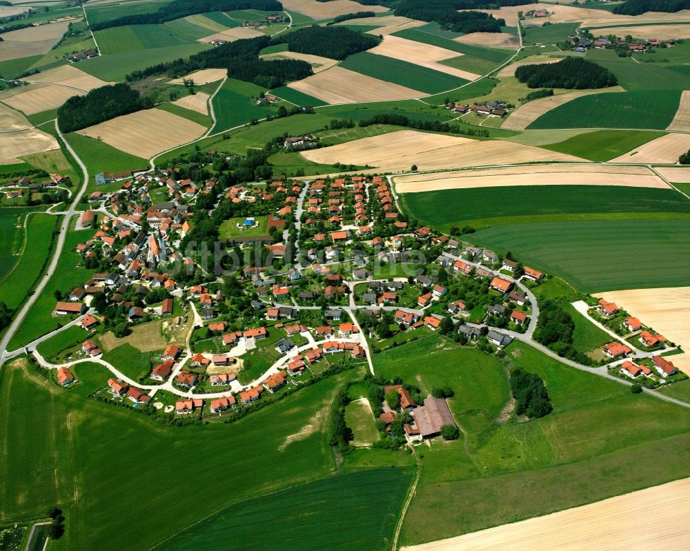 Taufkirchen von oben - Dorfkern am Feldrand in Taufkirchen im Bundesland Bayern, Deutschland