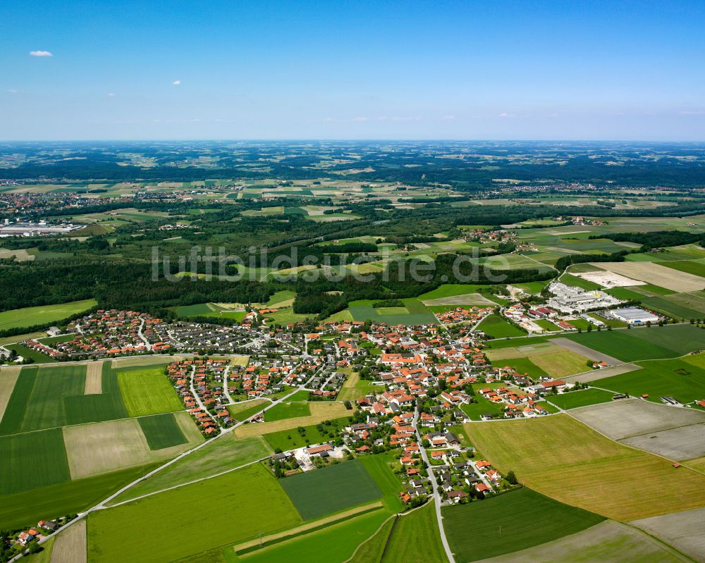 Teising von oben - Dorfkern am Feldrand in Teising im Bundesland Bayern, Deutschland