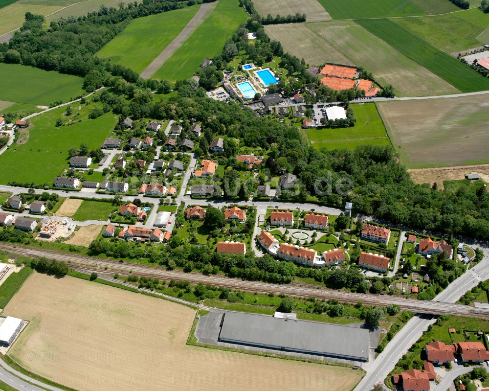 Luftaufnahme Töging am Inn - Dorfkern am Feldrand in Töging am Inn im Bundesland Bayern, Deutschland