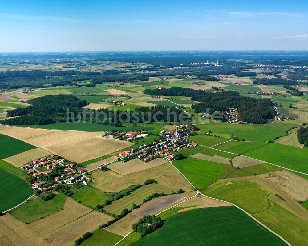 Thalhausen von oben - Dorfkern am Feldrand in Thalhausen im Bundesland Bayern, Deutschland