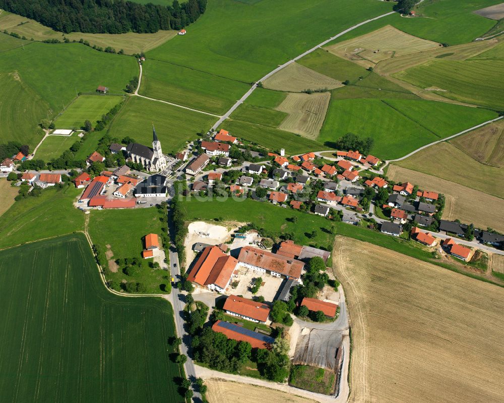 Thalhausen aus der Vogelperspektive: Dorfkern am Feldrand in Thalhausen im Bundesland Bayern, Deutschland