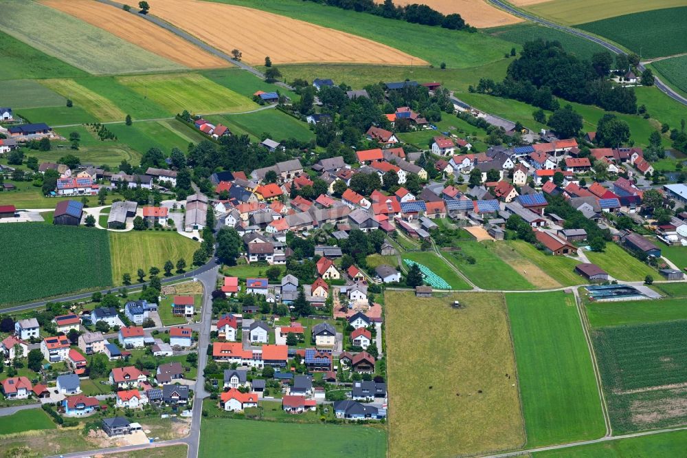 Luftaufnahme Thansüß - Dorfkern am Feldrand in Thansüß im Bundesland Bayern, Deutschland