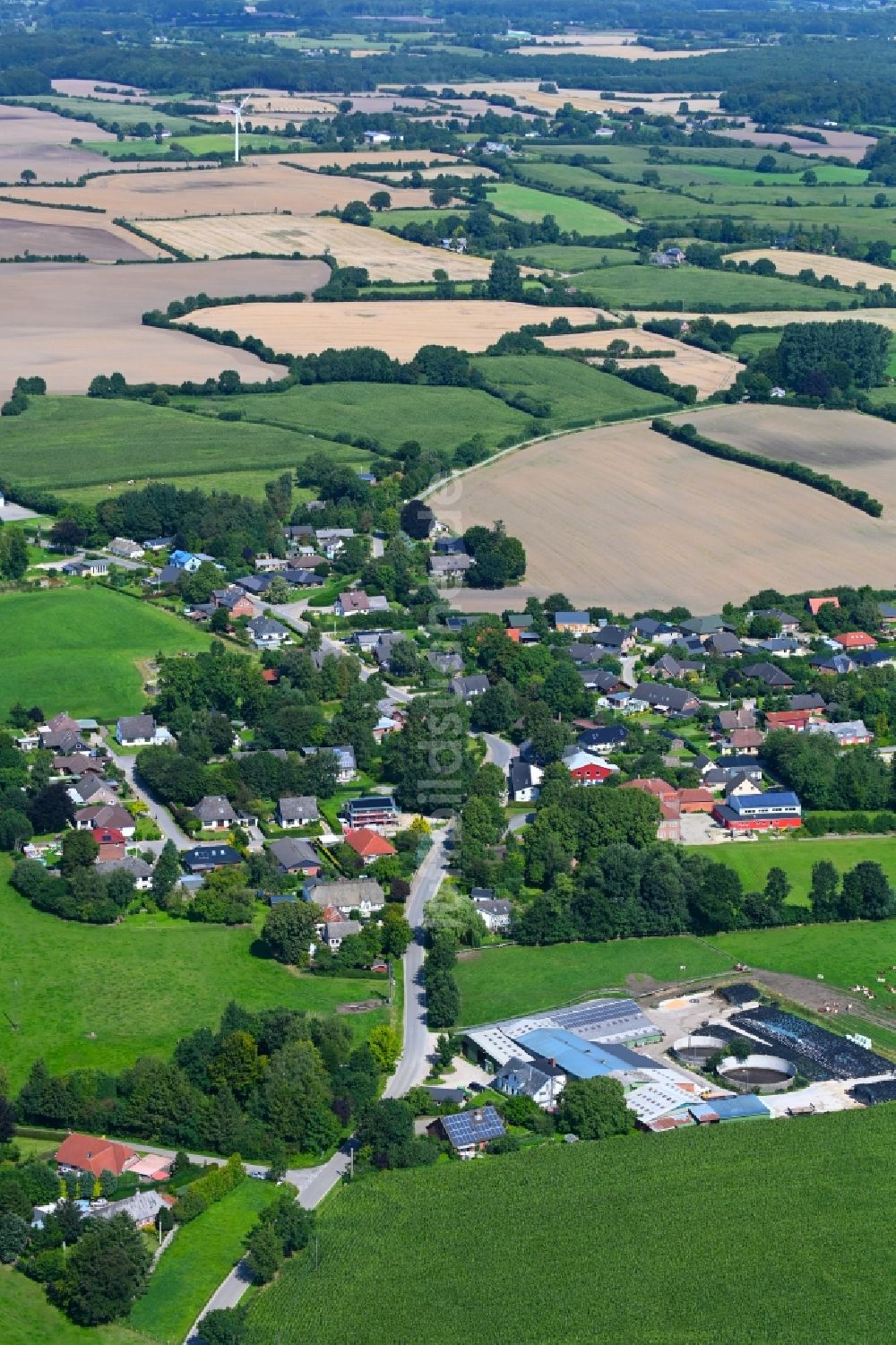 Luftaufnahme Thumby - Dorfkern am Feldrand in Thumby im Bundesland Schleswig-Holstein, Deutschland