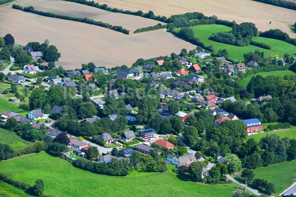 Thumby aus der Vogelperspektive: Dorfkern am Feldrand in Thumby im Bundesland Schleswig-Holstein, Deutschland