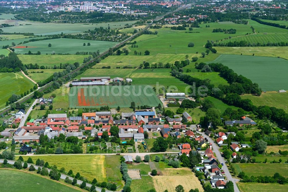 Tornau von oben - Dorfkern am Feldrand in Tornau im Bundesland Sachsen-Anhalt, Deutschland