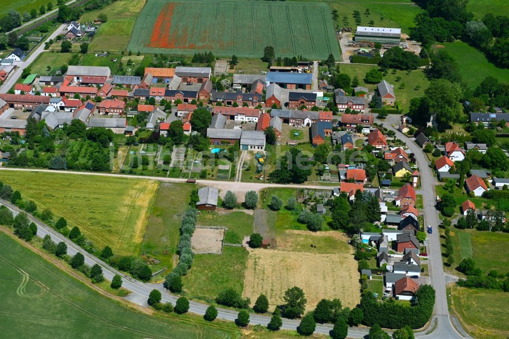Tornau aus der Vogelperspektive: Dorfkern am Feldrand in Tornau im Bundesland Sachsen-Anhalt, Deutschland