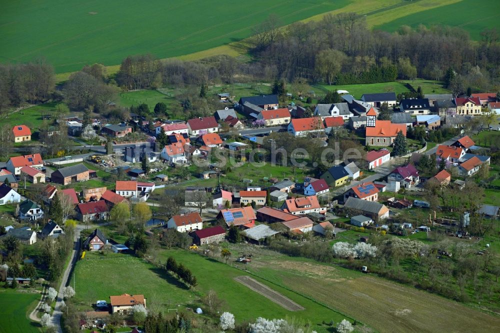 Tornow aus der Vogelperspektive: Dorfkern am Feldrand in Tornow im Bundesland Brandenburg, Deutschland