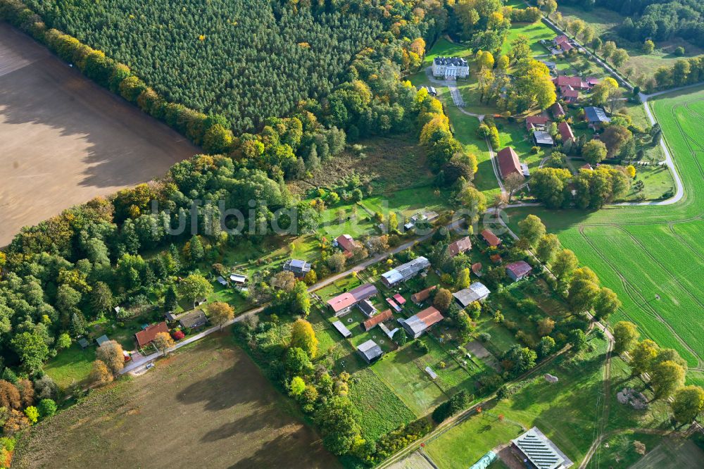 Luftaufnahme Tüschow - Dorfkern am Feldrand in Tüschow im Bundesland Mecklenburg-Vorpommern, Deutschland