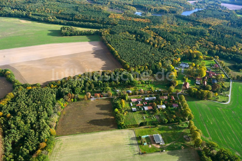 Tüschow aus der Vogelperspektive: Dorfkern am Feldrand in Tüschow im Bundesland Mecklenburg-Vorpommern, Deutschland