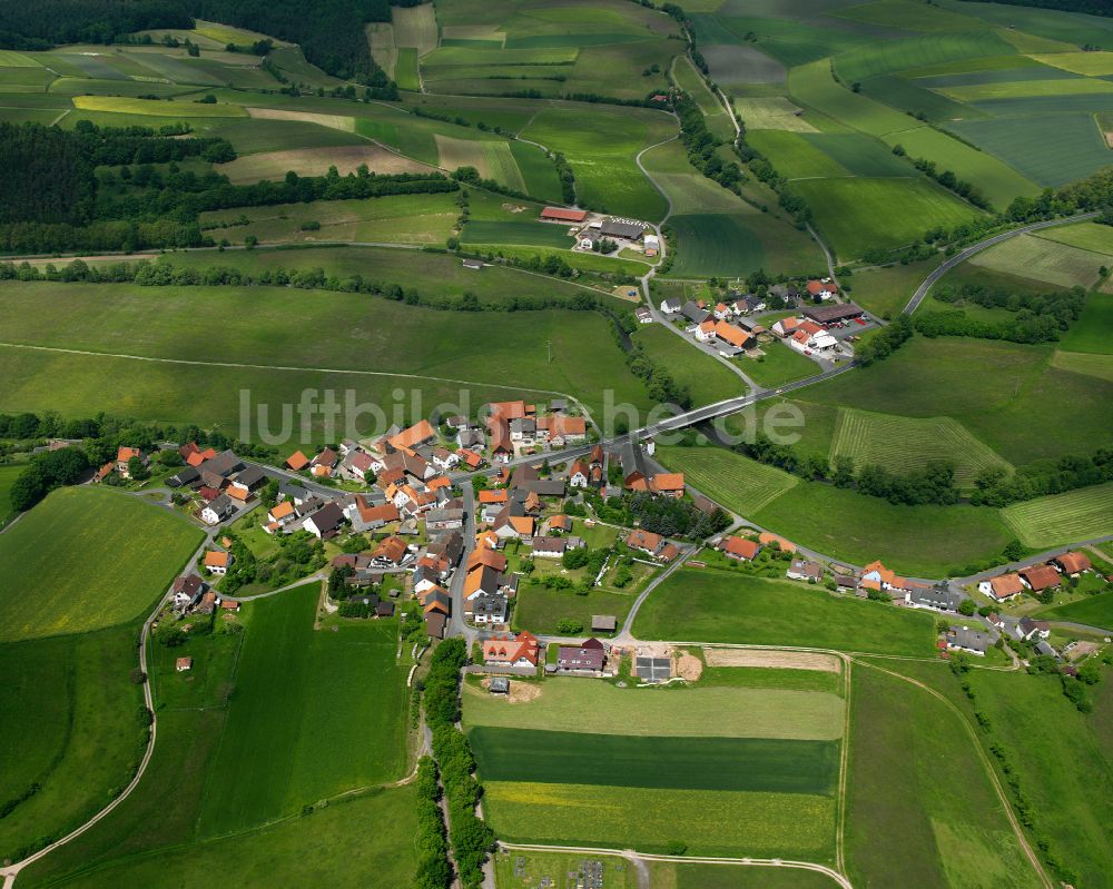 Ützhausen aus der Vogelperspektive: Dorfkern am Feldrand in Ützhausen im Bundesland Hessen, Deutschland