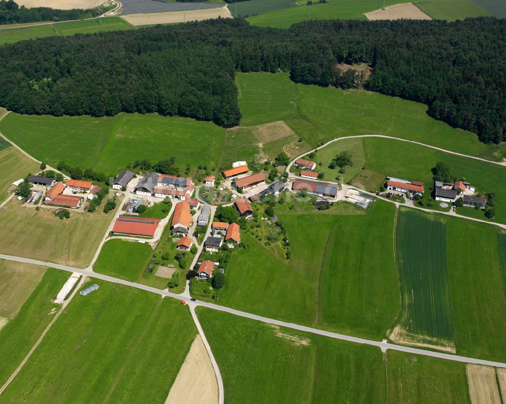 Unghausen aus der Vogelperspektive: Dorfkern am Feldrand in Unghausen im Bundesland Bayern, Deutschland