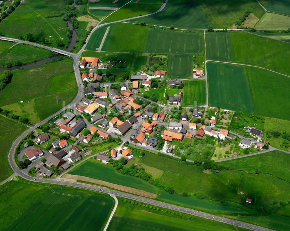 Unter-Schwarz von oben - Dorfkern am Feldrand in Unter-Schwarz im Bundesland Hessen, Deutschland