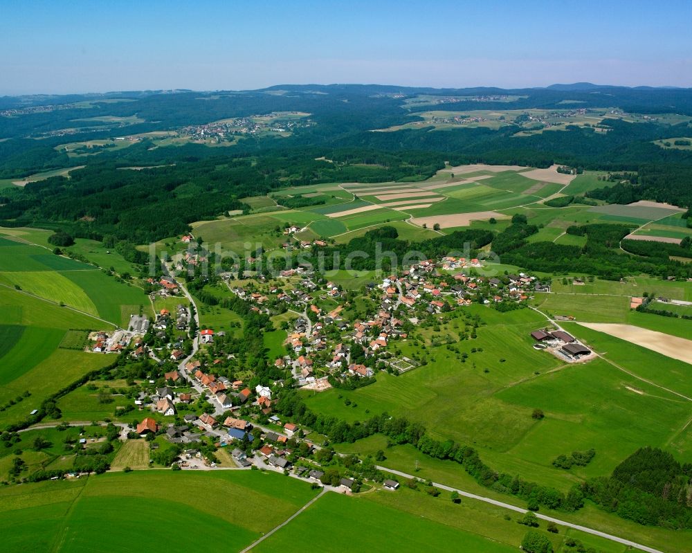 Unteralpfen von oben - Dorfkern am Feldrand in Unteralpfen im Bundesland Baden-Württemberg, Deutschland