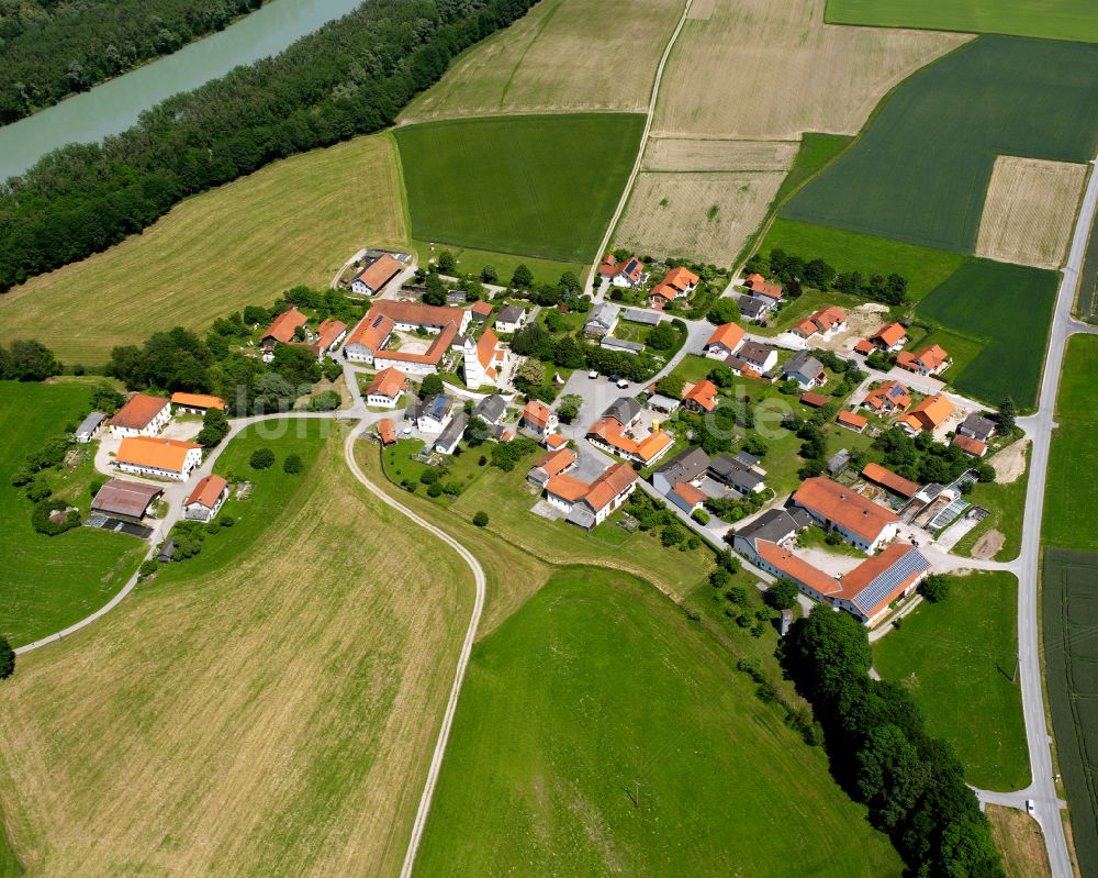 Unterholzhausen aus der Vogelperspektive: Dorfkern am Feldrand in Unterholzhausen im Bundesland Bayern, Deutschland
