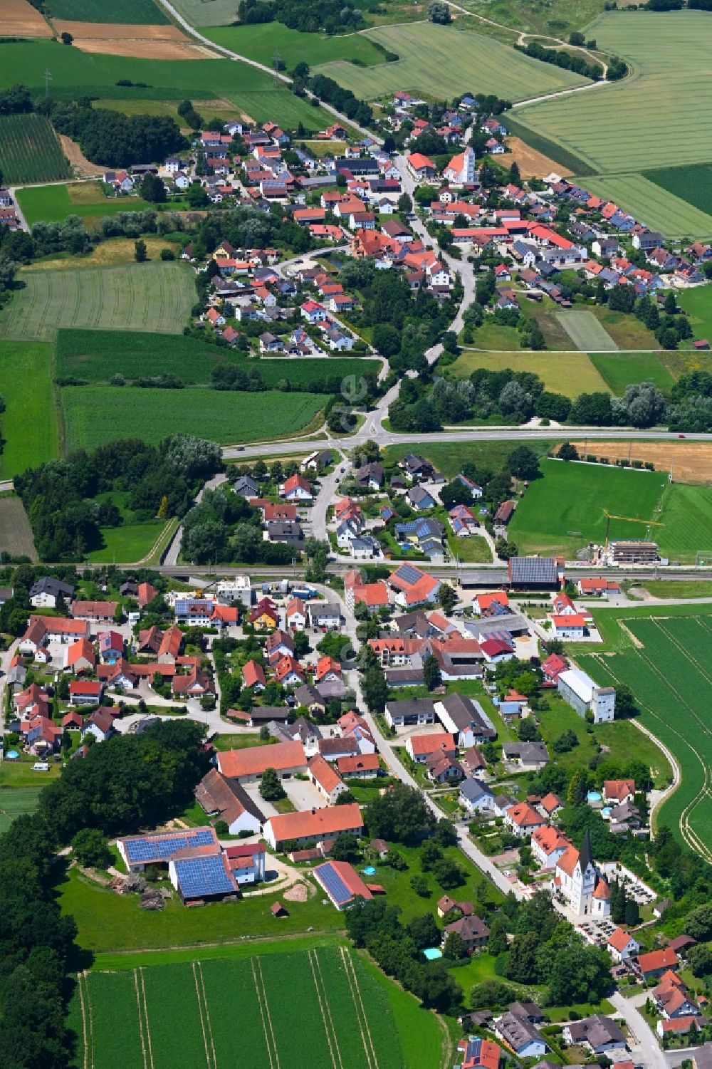 Uttenhofen von oben - Dorfkern am Feldrand in Uttenhofen im Bundesland Bayern, Deutschland