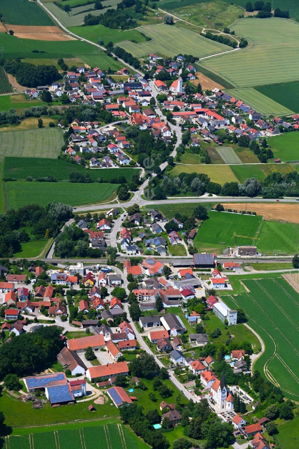 Uttenhofen aus der Vogelperspektive: Dorfkern am Feldrand in Uttenhofen im Bundesland Bayern, Deutschland