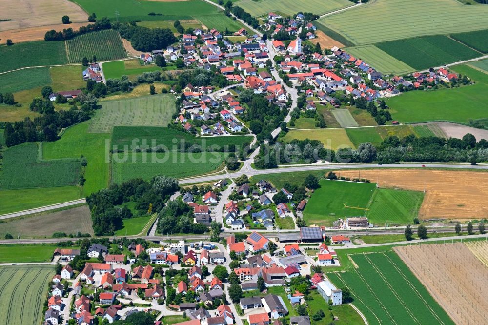 Luftbild Uttenhofen - Dorfkern am Feldrand in Uttenhofen im Bundesland Bayern, Deutschland