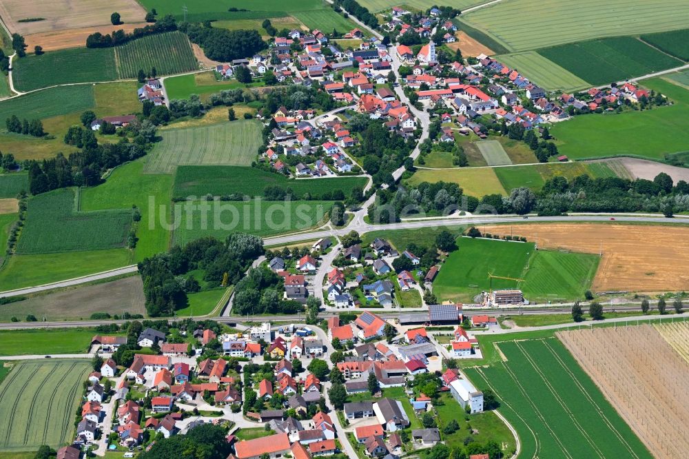 Luftaufnahme Uttenhofen - Dorfkern am Feldrand in Uttenhofen im Bundesland Bayern, Deutschland
