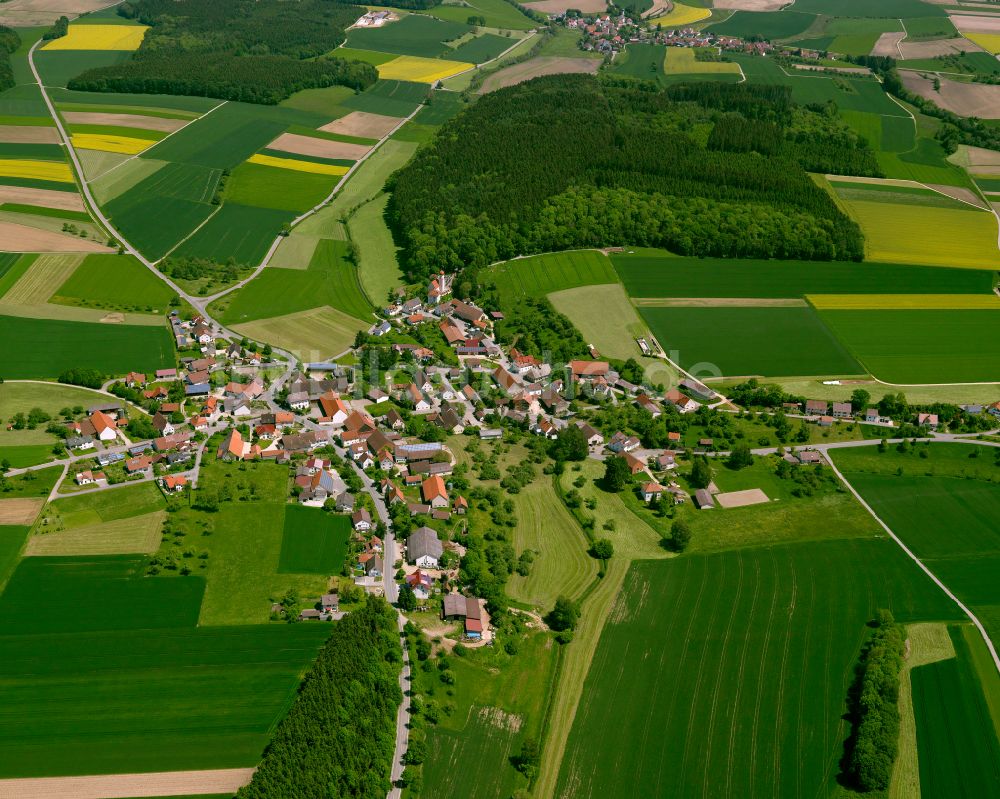 Luftaufnahme Uttenweiler - Dorfkern am Feldrand in Uttenweiler im Bundesland Baden-Württemberg, Deutschland