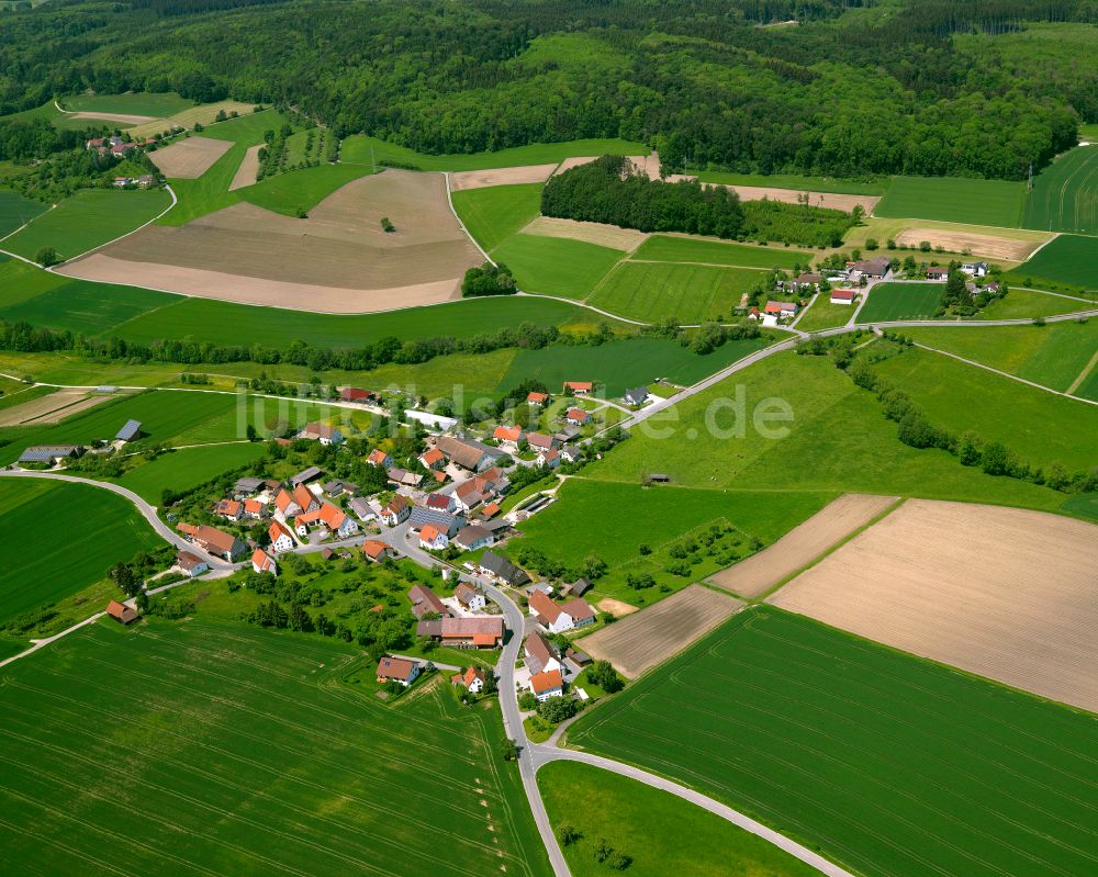 Uttenweiler von oben - Dorfkern am Feldrand in Uttenweiler im Bundesland Baden-Württemberg, Deutschland