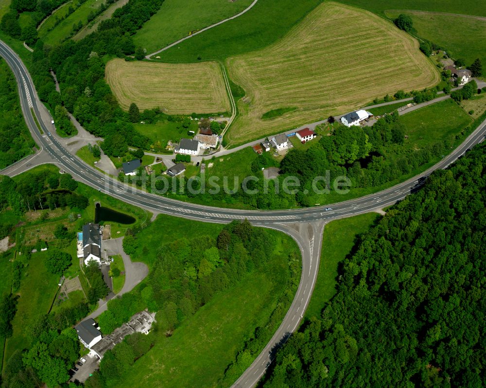 Valbert von oben - Dorfkern am Feldrand in Valbert im Bundesland Nordrhein-Westfalen, Deutschland