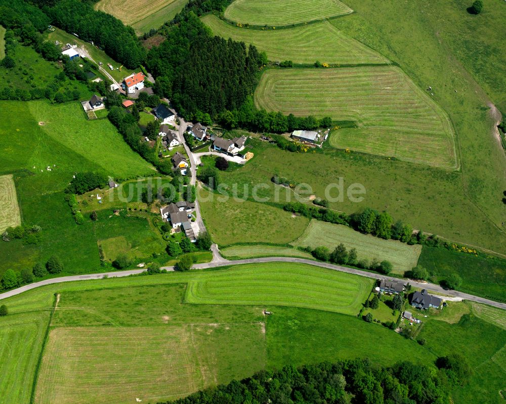 Luftbild Valbert - Dorfkern am Feldrand in Valbert im Bundesland Nordrhein-Westfalen, Deutschland