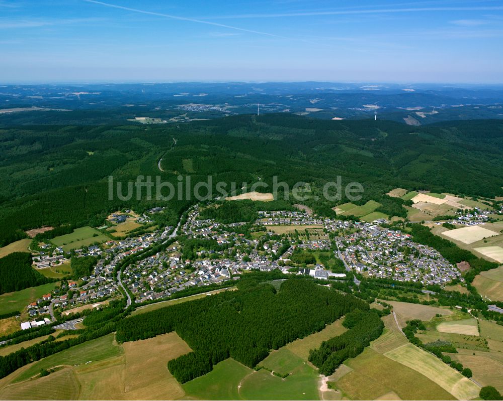 Valbert aus der Vogelperspektive: Dorfkern am Feldrand in Valbert im Bundesland Nordrhein-Westfalen, Deutschland