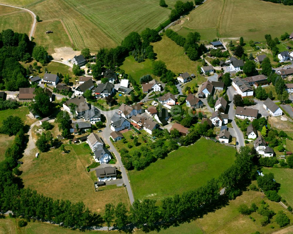 Luftaufnahme Valbert - Dorfkern am Feldrand in Valbert im Bundesland Nordrhein-Westfalen, Deutschland