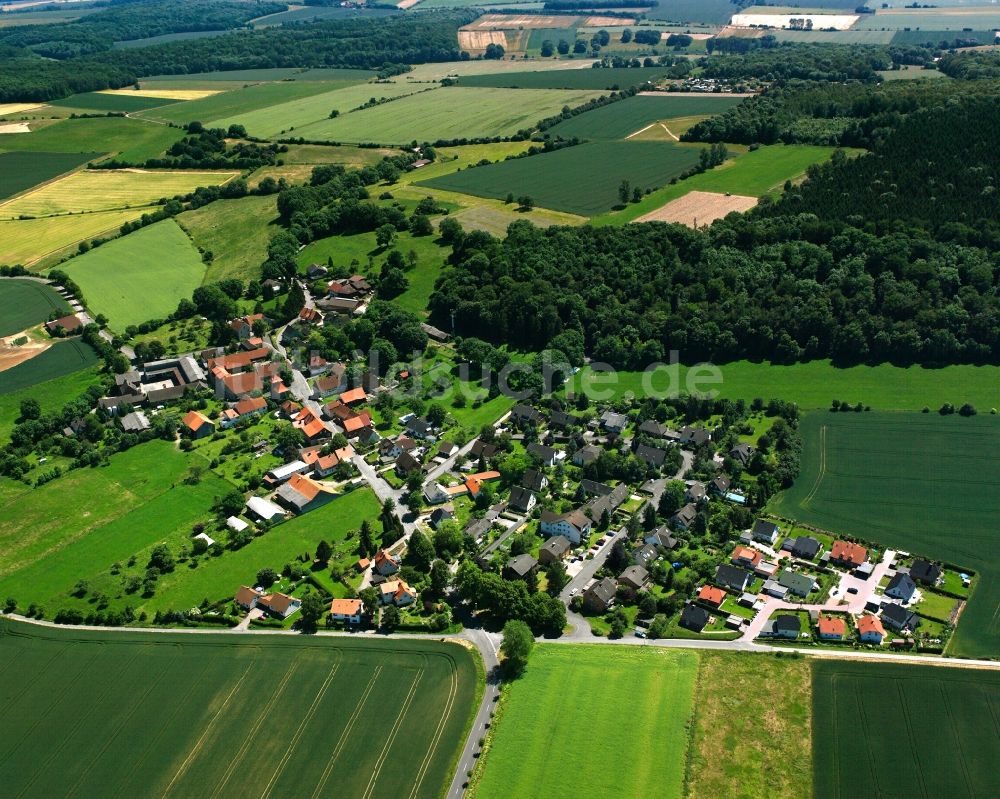 Luftaufnahme Varmissen - Dorfkern am Feldrand in Varmissen im Bundesland Niedersachsen, Deutschland