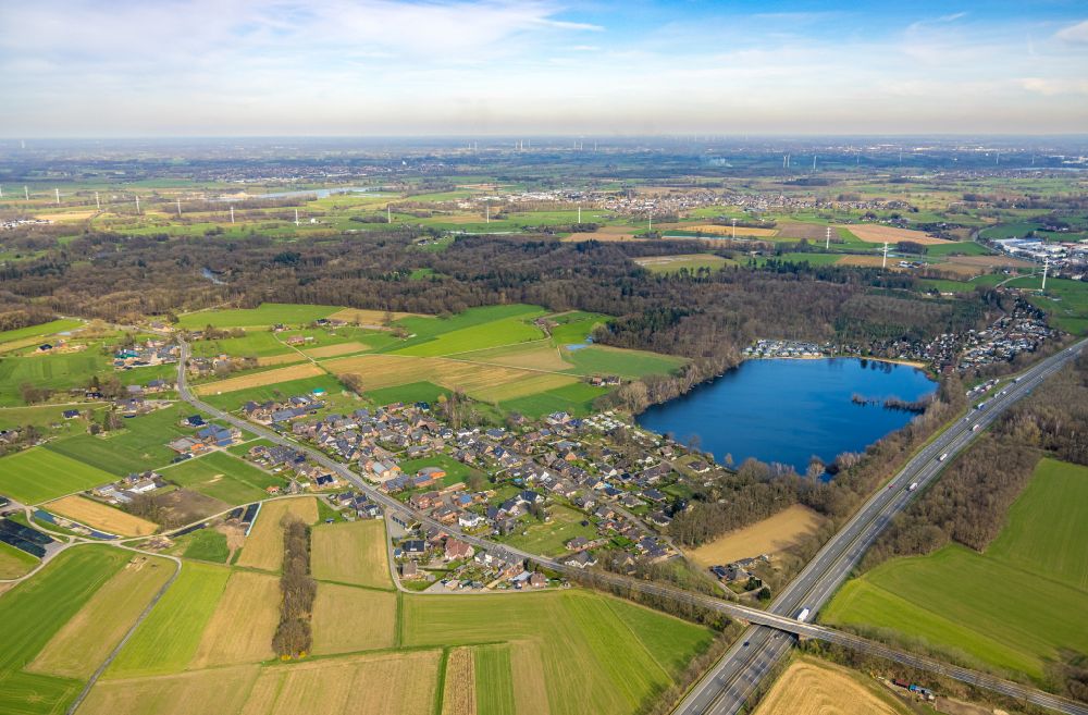 Vehlingen von oben - Dorfkern am Feldrand in Vehlingen im Bundesland Nordrhein-Westfalen, Deutschland