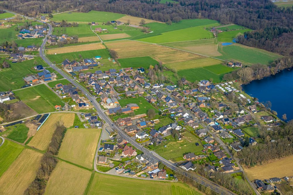 Vehlingen aus der Vogelperspektive: Dorfkern am Feldrand in Vehlingen im Bundesland Nordrhein-Westfalen, Deutschland