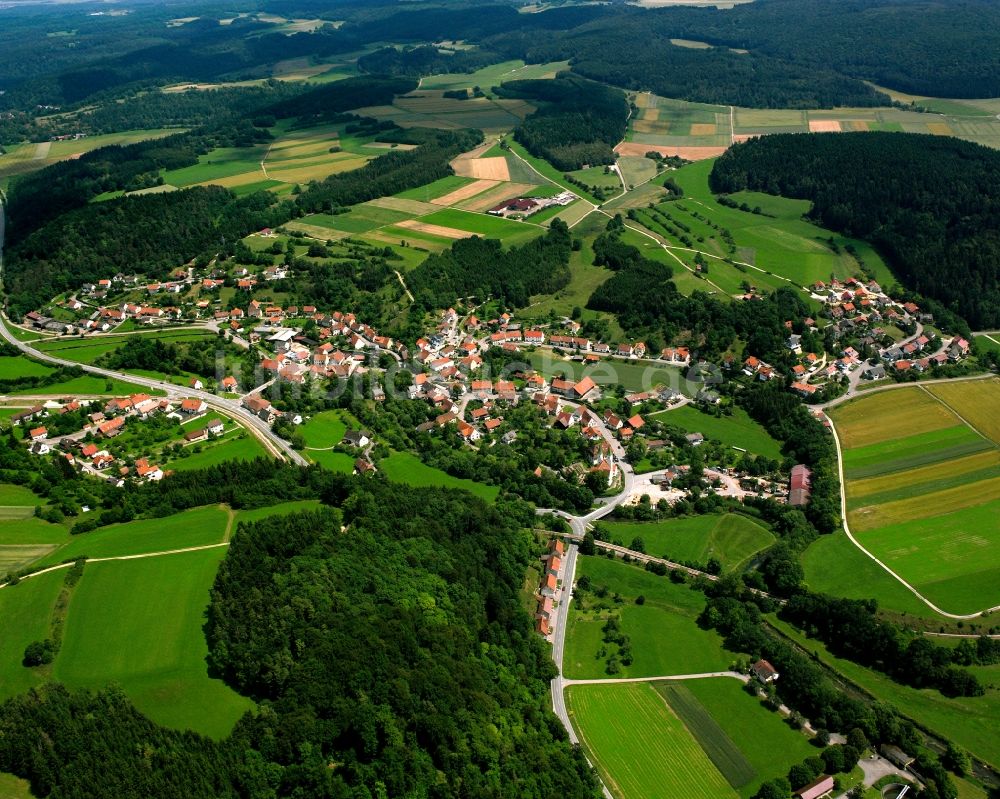 Veringendorf aus der Vogelperspektive: Dorfkern am Feldrand in Veringendorf im Bundesland Baden-Württemberg, Deutschland