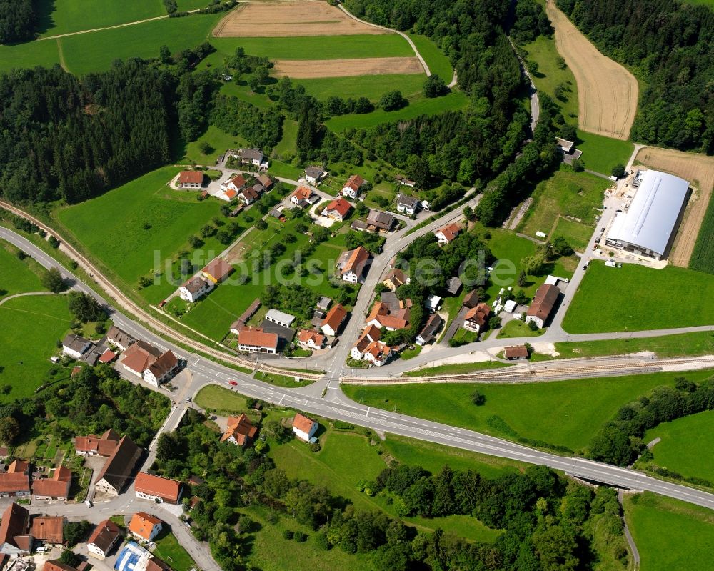 Veringendorf von oben - Dorfkern am Feldrand in Veringendorf im Bundesland Baden-Württemberg, Deutschland