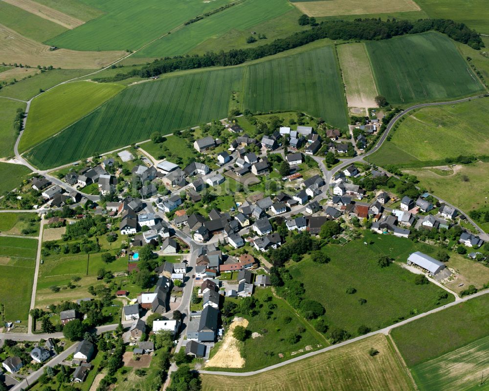 Völkenroth aus der Vogelperspektive: Dorfkern am Feldrand in Völkenroth im Bundesland Rheinland-Pfalz, Deutschland