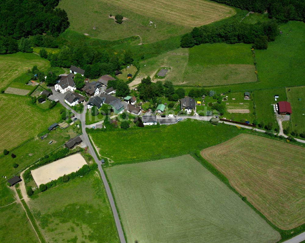 Vollme von oben - Dorfkern am Feldrand in Vollme im Bundesland Nordrhein-Westfalen, Deutschland