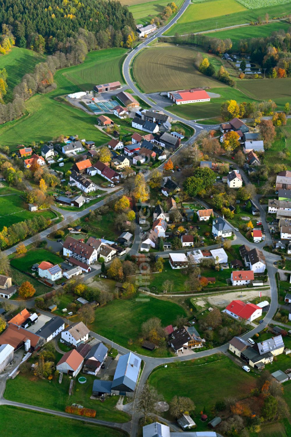 Vordorf aus der Vogelperspektive: Dorfkern am Feldrand in Vordorf im Bundesland Bayern, Deutschland