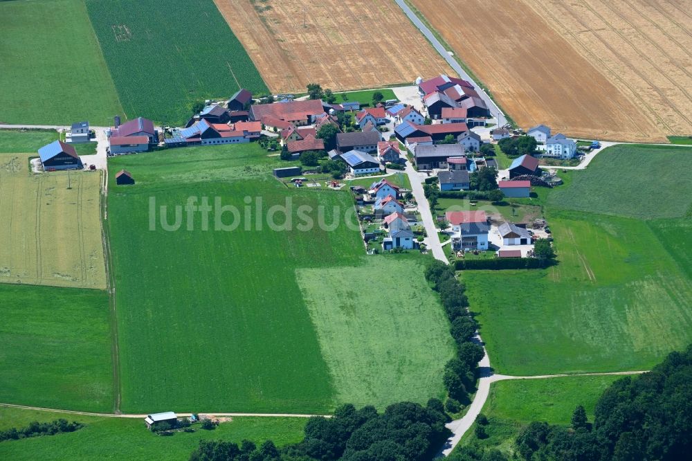 Wackersberg aus der Vogelperspektive: Dorfkern am Feldrand in Wackersberg im Bundesland Bayern, Deutschland