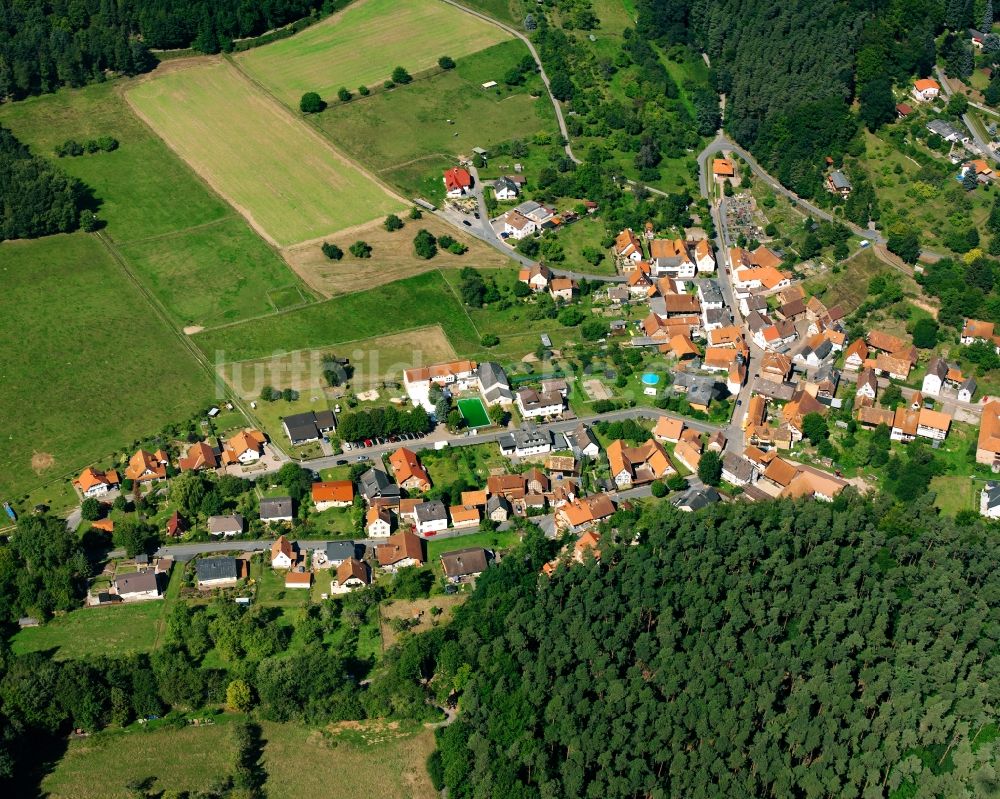 Wald-Amorbach aus der Vogelperspektive: Dorfkern am Feldrand in Wald-Amorbach im Bundesland Hessen, Deutschland