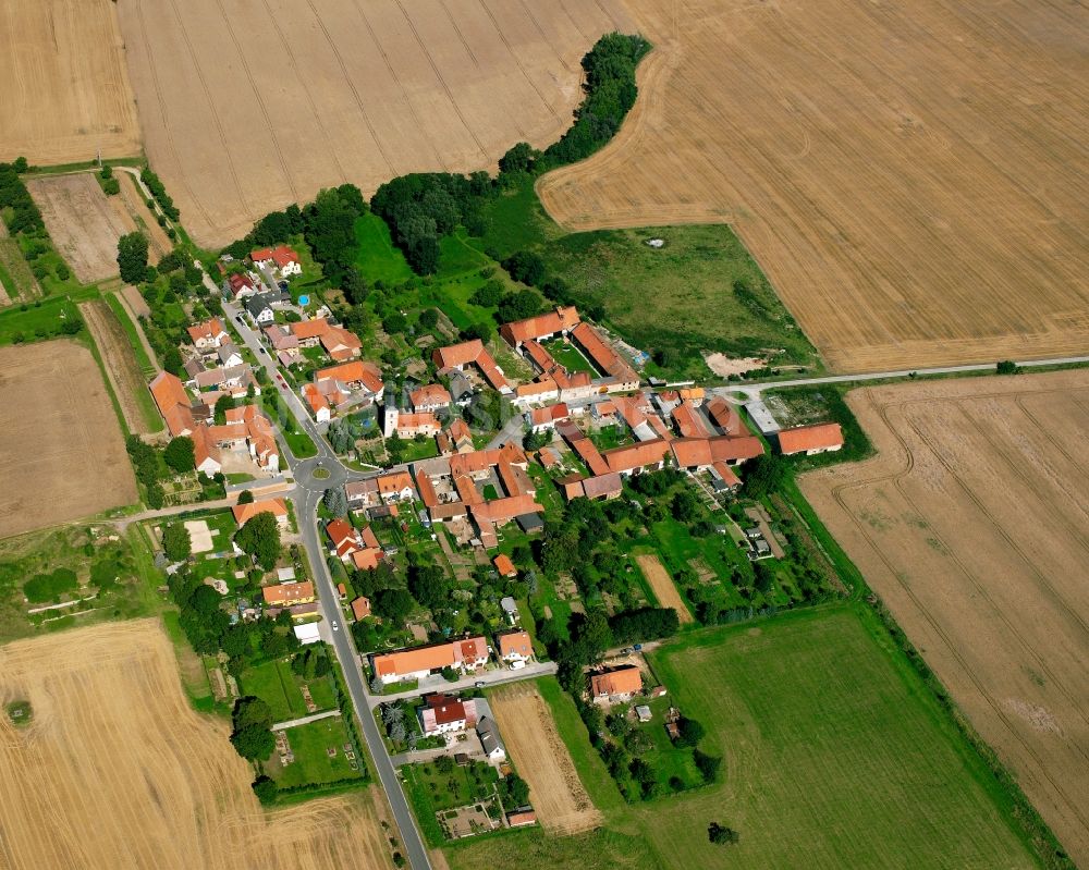 Waldstedt aus der Vogelperspektive: Dorfkern am Feldrand in Waldstedt im Bundesland Thüringen, Deutschland