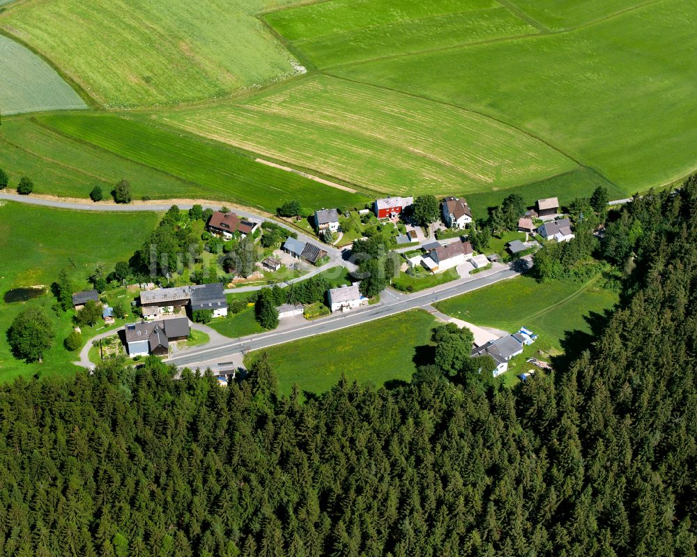 Walpenreuth aus der Vogelperspektive: Dorfkern am Feldrand in Walpenreuth im Bundesland Bayern, Deutschland