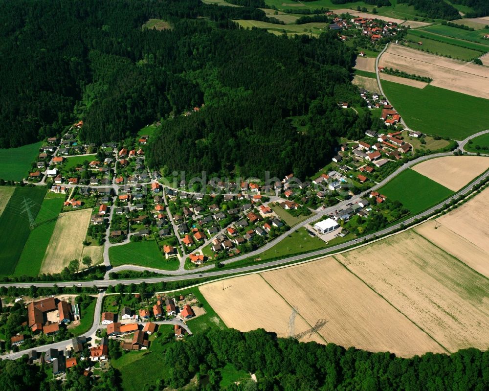 Waltersdorf aus der Vogelperspektive: Dorfkern am Feldrand in Waltersdorf im Bundesland Bayern, Deutschland