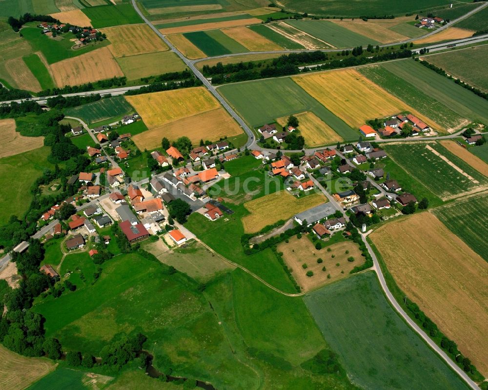 Luftaufnahme Waltersdorf - Dorfkern am Feldrand in Waltersdorf im Bundesland Bayern, Deutschland