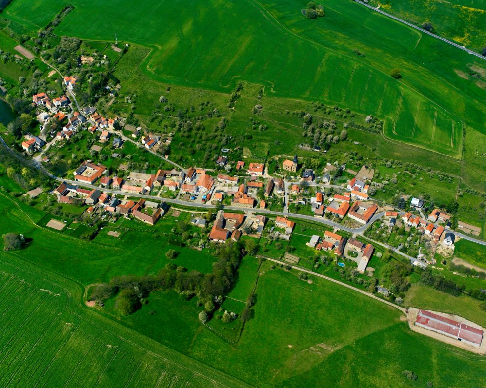 Waltersdorf aus der Vogelperspektive: Dorfkern am Feldrand in Waltersdorf im Bundesland Thüringen, Deutschland