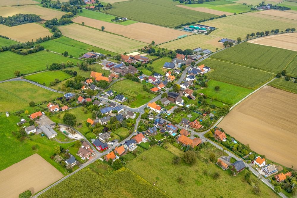 Wambeln aus der Vogelperspektive: Dorfkern am Feldrand in Wambeln im Bundesland Nordrhein-Westfalen, Deutschland