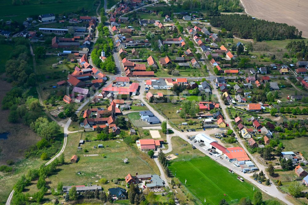 Warnau von oben - Dorfkern am Feldrand in Warnau im Bundesland Sachsen-Anhalt, Deutschland