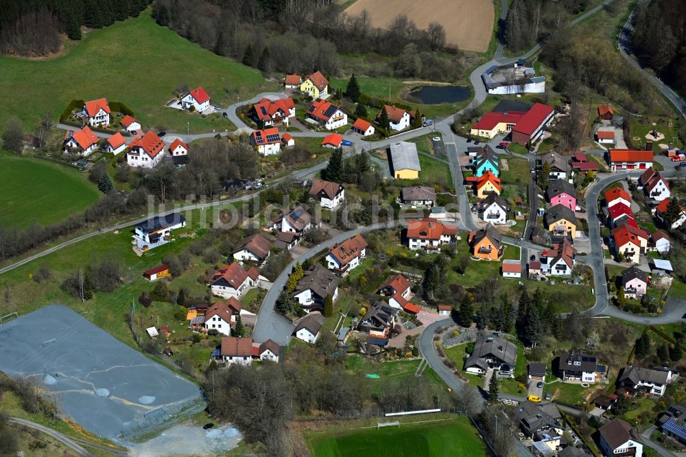 Wartenfels von oben - Dorfkern am Feldrand in Wartenfels im Bundesland Bayern, Deutschland