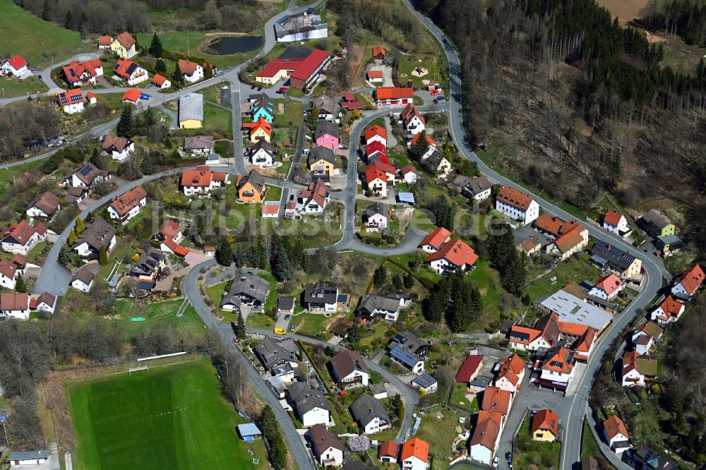 Wartenfels aus der Vogelperspektive: Dorfkern am Feldrand in Wartenfels im Bundesland Bayern, Deutschland
