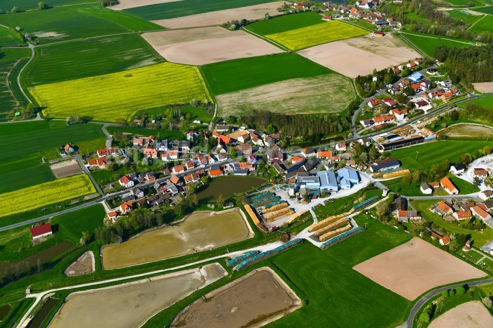 Luftaufnahme Wasserberndorf - Dorfkern am Feldrand in Wasserberndorf im Bundesland Bayern, Deutschland